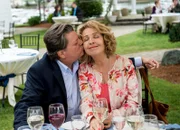 Die frisch von ihrem Mann verlassene Barbara (Michaela May) genießt es sehr, von Richard Duncan (Robert Herrle) umgarnt und hofiert zu werden.