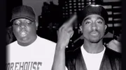 Biggie Smalls und Tupac(r.) Nach Tupacs Tod wird auch dessen langjähriger Freund Biggie Smalls auf identische Weise ermordet. Bis heute ist niemand für die Taten angeklagt worden..