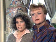 Jessica (Angela Lansbury) tröstet Cheryl (Stacey Nelkin), die gerade erfahren hat, dass ihr Vater ermordet wurde.