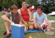 Benno (Willi Thomczyk, r.) und Lothar (René Heinerdorff, l.) glauben, dass Manni (Arved Birnbaum) den Liebesbrief geschrieben hat.