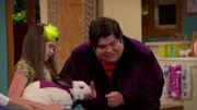 v.li: Nora Thunderman (Addison Riecke), Dr. Colosso, Cousin Blobbin (Harvey Guillen)