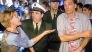 Nikola (Mariele Millowitsch, l.) und Schmidt (Walter Sittler, r.) werden von der Polizei (2.v.l. Johannes Rotter, 2.v.r. Komparse) abgeführt, weil sie die Beamten beleidigt und Widerstand gegen die Staatsgewalt geleistet haben.