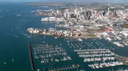 Auckland wird oft als "City of Sails", Stadt der Segel bezeichnet: kein Wunder, denn Westhaven Marina ist mit 1400 Bootstellplätzen der größte Jachthafen der Südhalbkugel.