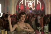 Charlotte Ritter (Liv Lisa Fries) im Moka Efti.