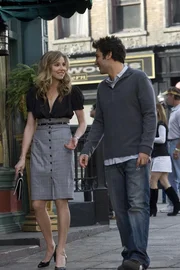 Ted (Josh Radnor, r.) gibt nicht auf und nutzt die zweiminütige Mittagspause von Stella (Sarah Chalke, l.), um ein klassisches Date inklusive Taxifahrt, Essen gehen, Kinobesuch und Spaziergang mit Händchenhalten zu arrangieren ...