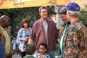 Bei einem Straßenfest entdecken Frankie (Patricia Heaton, 2.v.l.) und Mike (Neil Flynn, 3.v.l.), dass ihr Sohn Brick versteckte Talente hat ... Bei einem Straßenfest entdecken Frankie (Patricia Heaton, 2.v.l.) und Mike (Neil Flynn, 3.v.l.), dass ihr Sohn Brick versteckte Talente hat ...