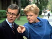 Jessica (Angela Lansbury) hilft Chief Griffen (Jack Kehoe) bei seinem ersten Fall.