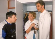 'Was bitte hat Chefarzt Schmidt (Walter Sittler, r.) mit Schwester Nikola (Mariele Millowitsch) im Schrank zu suchen?', fragt sich Patient König (Thomas Gimbel).