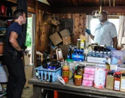 Eine Chirurgin wird kurz vor einem operativen Eingriff ermordet. Die Ermittlungen in dem Mordfall bringen das Team um Steve (Alex O'Loughlin, l.) und Grover (Chi McBride, r.) auf die Spur eines Falles von vor 40 Jahren ...