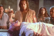 Hercules (Kevin Sorbo) ist davon überzeugt, dass er die Seele Dahaks von Iolaus (Michael Hurst, liegend) Körper trennen kann.  +++