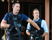 Als eine Chirurgin ermordet wird, müssen Danny (Scott Caan, r.) und Steve (Alex O'Loughlin, l.) ermitteln, um den Täter zu fassen ...