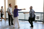 Während das Team in einem neuen Fall ermittelt, kommt Steves (Alex O'Loughlin, l.) Tante Deb (Carol Burnett, M.) mit ihrem neuen Verlobten Leonard (Frankie Valli, r.) zurück auf die Insel ...