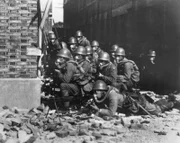 Japanische Truppen, Mitglieder der so genannten Special Naval Landing Force, drangen bis ins Zentrum von Shanghai vor.