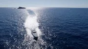 Ein Boot der Guardia Civil segelt mit hoher Geschwindigkeit.