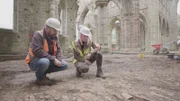 Der Archäologe Richard Lewis zeigt Alices das Innere der Abtei von Tintern