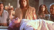 Hercules (Kevin Sorbo) ist davon überzeugt, dass er die Seele Dahaks von Iolaus (Michael Hurst, liegend) Körper trennen kann.