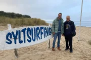 Auf der deutschen Insel Sylt: Arndt Reisenbichler in der ersten Surfschule der Welt mit Gründer Calle Schmidt.