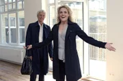 Maja (Barbara Lanz, r.) ist überwältigt, als Robert (Mathieu Carrière, l.) ihr vorschlägt, mit ihm zusammenzuziehen.