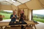 Letty Ingrey und Alice Roberts mit den riesigen Handäxten im Zelt