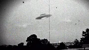 Foto der angeblichen UFO-Begegnung in Westall, bei der mehr als 200 Schüler und Lehrer an zwei staatlichen Schulen im Bundesstaat Victoria angeblich Zeuge eines ungeklärten Flugobjekts wurden, das in ein nahegelegenes offenes Wildgrasfeld herabstürzte.