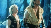 Dahak (Michael Hurst) erzählt Hercules (Kevin Sorbo) genüßlich, wie er Iolaus mit Lügen und Lockungen dazu gebracht hat, sich mit ihm zu verbünden.