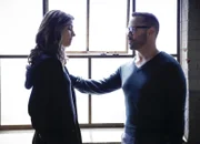 Sara (Natalia Tena, l.); Tanner (Jeremy Piven, r.)
