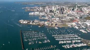 Auckland wird oft als "City of Sails", Stadt der Segel, bezeichnet: kein Wunder, denn der Westhaven Marina ist mit 1.400 Bootstellplätzen der größte Jachthafen der Südhalbkugel.