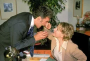 Nikola (Mariele Millowitsch) greift Dr. Schmidt (Walter Sittler) an, um zu beweisen, dass sie sehr wohl Durchsetzungsvermögen hat...