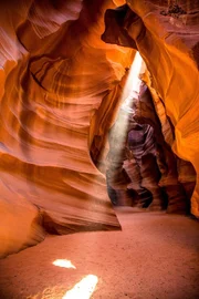 Die fantastischen Slotcanyons Arizonas. Die Sandsteinmauern wurden über Jahrtausende durch die schiere Kraft des Wassers geformt. Nach heftigen Sommergewittern tosen kurzzeitig gewaltige Sturzfluten durch die sonst trockenen Schluchten.