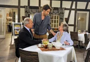 Roman (Johannes Terne, l.) befürchtet, dass Dora (Dagmar Laurens, r.) ihr Geheimnis an Clemens (Falk-Willy Wild, M.) verraten könnte.