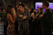 Ted (Josh Radnor, M.) testet Barneys Theorie "tue Böses, ernte Gutes" an Ashlee (Vanessa Minnillo, l.) und landet sogar einen Treffer ...