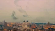 Stare vor dem Monumento Vittorio Emanuele in Rom.
