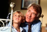 "Utta Danella: Die andere Eva". Im Bild: Franz (Günther Schramm) ist mit seinem Enkel Robby (Benjamin Hartinger) überglücklich.