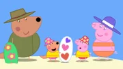 Peppa (2.v.r.) weiß zunächst nicht, was das für ein komisches Brett sein soll, bis sie erfährt, dass es sich um ein Surf-Brett handelt.