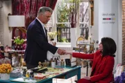 Malcolm (Alec Baldwin, l.); Karen (Megan Mullally, r.)