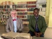 Historiker Nicholas Bennett und Onyeka Nubia mit dem Archiv