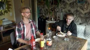 David (41, li.) mit seinem Sohn Nick, der gerade erst aus dem Gefängnis gekommen ist.