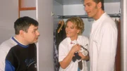"Was bitte hat Chefarzt Schmidt (Walter Sittler, r.) mit Schwester Nikola (Mariele Millowitsch) im Schrank zu suchen?", fragt sich Patient König (Thomas Gimbel).