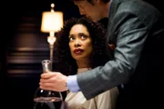 Der Psychiater Dr. Hannibal Lecter (Mads Mikkelsen, r.) merkt schnell, dass Bella (Gina Torres, l.) ein Geheimnis hütet. Kann er es ihr entlocken?