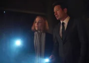 Als sie die Räumlichkeiten eines Kults betreten, geraten Scully (Gillian Anderson, l.) und Mulder (David Duchovny, r.) in Lebensgefahr ...