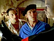 André (Jean Louis Darvill, li.) und Pierre (Pierre Du Lat) trauen ihren Augen nicht. Irgenwas stimmt mit dem wächsernen Henker nicht...