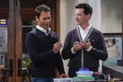 "Will & Grace", "Schokomilch mit Schuss." Will hat eine Gruppe Studenten zu sich in die Wohnung geladen. Einer der Studenten vergisst eine Flasche Schokoladenmilch im Kühlschrank. Als sich Will und Jack über die süße Köstlichkeit hermachen, ahnen sie nicht, dass sich darin psychedelische Substanzen befinden. Grace ist schockiert, als sich ihre Schwester Janet in eine Affäre mit einer wichtigen Klientin stürzt. Denn Janet steht eigentlich auf Männer.Im Bild (v.li.): Eric McCormack (Will Truman), Sean Hayes (Jack McFarland).