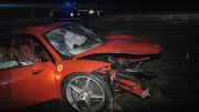 Roter Ferrari nach Unfall