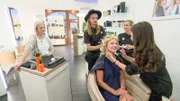 Kandidatin Rosita (M.) mit ihrer Shoppingbegleiterin (l.) beim Frisör. Die Verwendung des Materials der Mediengruppe RTL ist nur zur redaktionellen Berichterstattung im Zusammenhang mit der Sendung.