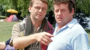 Benno (Willi Thomczyk, r.) und Lothar (René Heinerdorff) machen sich gemeinsam auf die Suche nach dem ominösen "Liebesbriefschreiber" und vermuten hinter jedem Mann auf der Liegewiese den Verdächtigen.