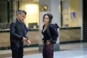 Jack Dalton (George Eads, l.) und Riley Davis (Tristin Mays, r.) helfen MacGyver dabei, eine Whistleblowerin zu beschützen, die Beweise hat, dass ihr Chef Waffen an Feinde Amerikas verkauft.