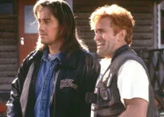 Diese Folge spielt in der Gegenwart: Kevin Sorbo (spielt sich selbst) der den Schauspieler Hercules mimt und Rob Tabert (Bruce Campbell, re.), der Executive Producer der Serie "Hercules", diskutieren über den weiteren Verlauf der Serie.  +++