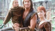 Morrigan (Tamara Gorski, re.) versucht Hercules (Kevin Sorbo) zu überreden, noch eine Weile bei ihr und ihrer Tochter Brigid (Benedicta Joseph) zu bleiben, um herauszufinden, ob er sich ein gemeinsames Leben mit ihr in Irland vorstellen kann.