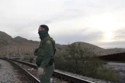 Der Grenzschutzbeamte Herrera steht neben den Bahngleisen, während er in El Paso, Texas, nach illegalen Grenzgängern sucht. (National Geographic für Disney)