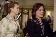 (v.l.n.r.) Emily (Kelly Bishop); Mia (Kathy Baker)